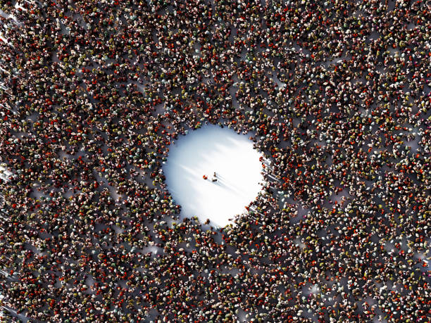 folla umana che circonda tre persone su sfondo bianco - crowd foto e immagini stock