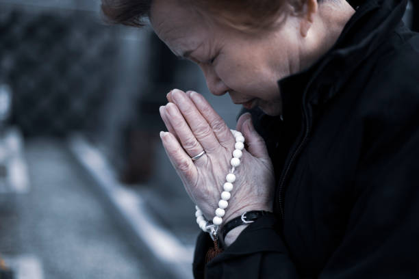 istock Grave and elderly woman 1181762179