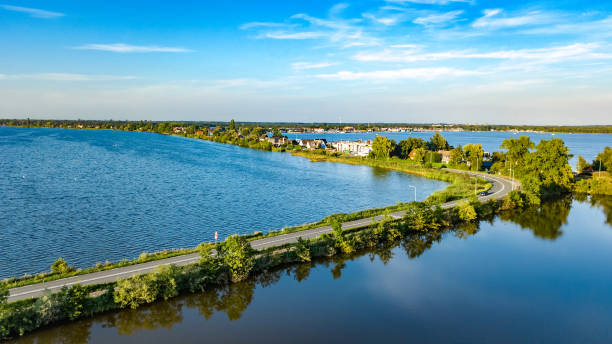 vista aérea de drones de la carretera de la autopista y ruta ciclista en la presa del pólder, tráfico de coches desde arriba, holanda del norte, países bajos - netherlands dyke polder aerial view fotografías e imágenes de stock