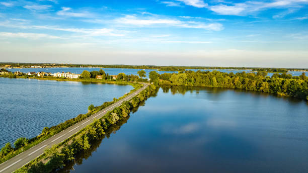 vista aérea de drones de la carretera de la autopista y ruta ciclista en la presa del pólder, tráfico de coches desde arriba, holanda del norte, países bajos - netherlands dyke polder aerial view fotografías e imágenes de stock