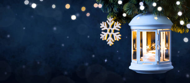 소나무 가지와 눈위에 크리스마스 랜턴 - lantern christmas snow candle 뉴스 사진 이미지