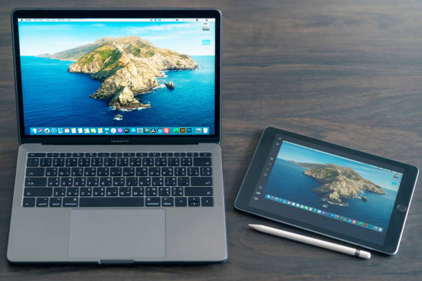 nouvelles fonctionnalités sidecar sur macos dans macbook pro et ipados sur ipad2018. sidecar ont étendu bureau, miroir fonctionnalités de bureau pour le partage et la présentation. - apple macintosh photos photos et images de collection