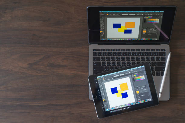 nuevas características sidecar en macos en macbook pro y ipados en ipad2018. sidecar tiene funciones de escritorio ampliadas y de escritorio con espejo sin sistema de diseño para dibujar adobe ilustrator. - retina display fotografías e imágenes de stock