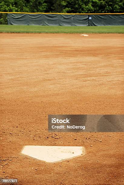 Casa Base Di Baseball O Softball Infield - Fotografie stock e altre immagini di Ambientazione esterna - Ambientazione esterna, Attività ricreativa, Base