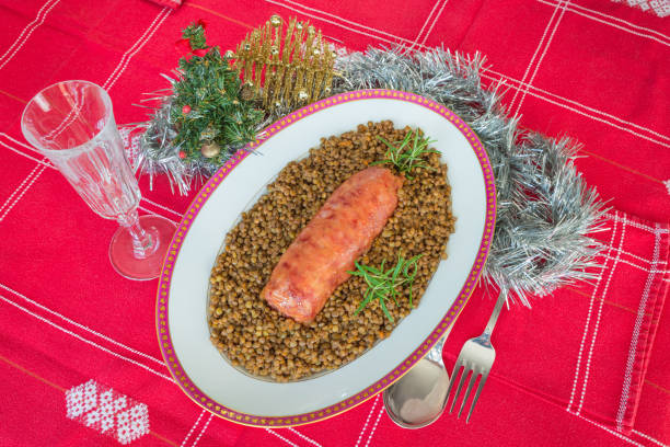 cotechino (salsicha de porco) com lentilhas. prato italiano tradicional - zampone - fotografias e filmes do acervo