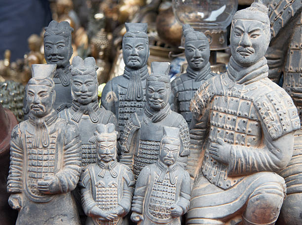 soldato di terracotta - terracotta soldiers chinese ethnicity warrior xian foto e immagini stock
