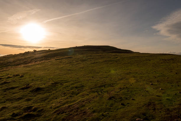 istock Sunset over green grassy hill at Arthur’s seat 1181783090