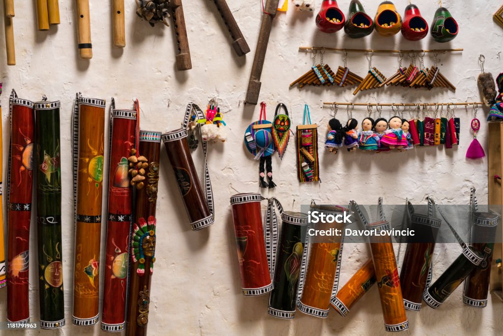 Instrumentos Musicales Y De Inca Ecuador Foto stock y más banco de imágenes de Colgar -