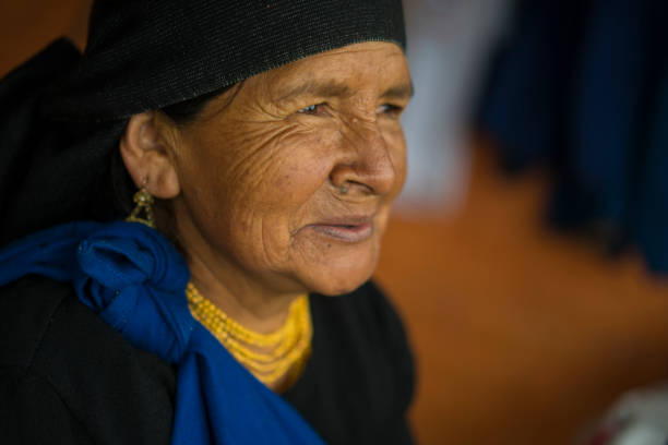 портрет женщины с ожерельем на рынке коренных жителей отавало в отавало, эквадор - bedding merchandise market textile стоковые фото и изображения