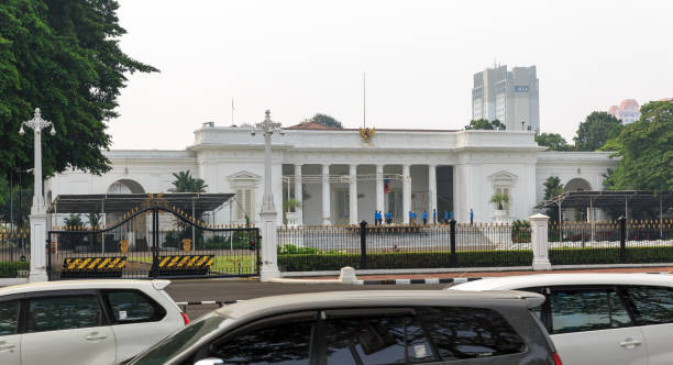 Merdeka palace Jakarta People work at the front entrance of the Merdeka Palace (Istana Merdeka) in Jakarta, Indonesia, on August 2, 2015 istana stock pictures, royalty-free photos & images