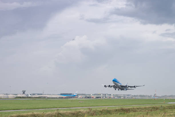 samolot klm jest gotowy do startu z pasa startowego, boeing 747-400, klm royal dutch airlines - boeing 747 airplane taking off commercial airplane zdjęcia i obrazy z banku zdjęć