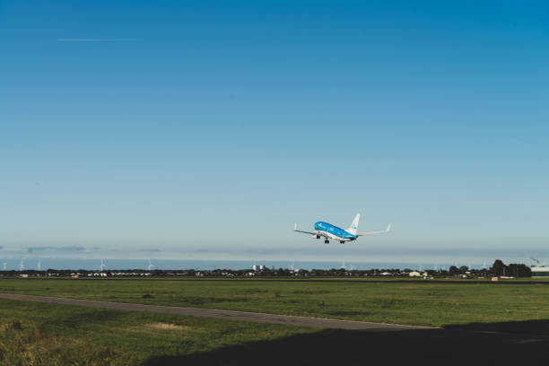 l'aereo klm è pronto a decollare dalla pista, boeing 737-800, klm royal dutch airlines - boeing 747 immagine foto e immagini stock