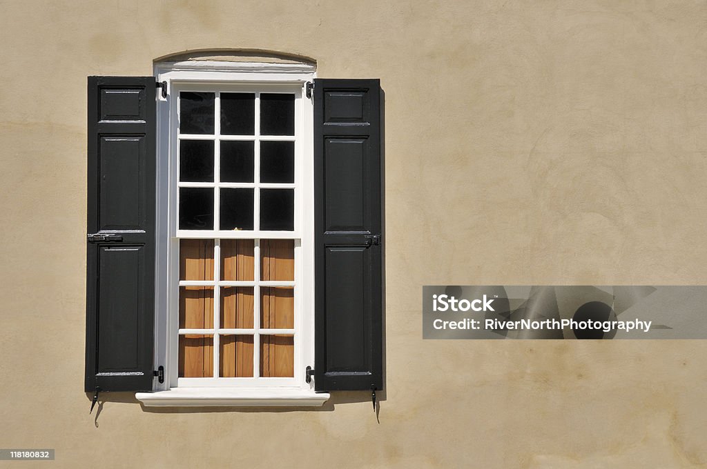 Antigua ventana, Charleston - Foto de stock de Arquitectura exterior libre de derechos