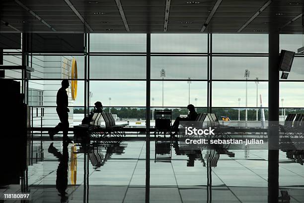 Foto de Usuários No Aeroporto e mais fotos de stock de Adulto - Adulto, Aeroporto, Andar