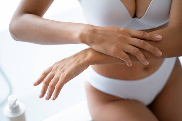 istock Female hands applying a moisturizing body lotion 1181811692