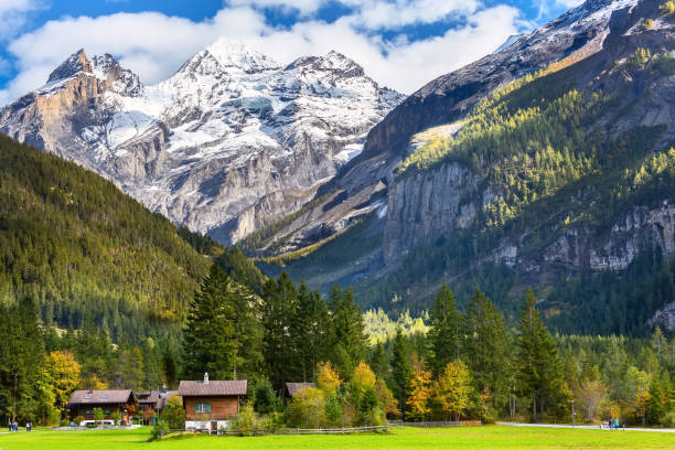 panorama de kandersteg, montagnes de neige, suisse - gemmi photos et images de collection