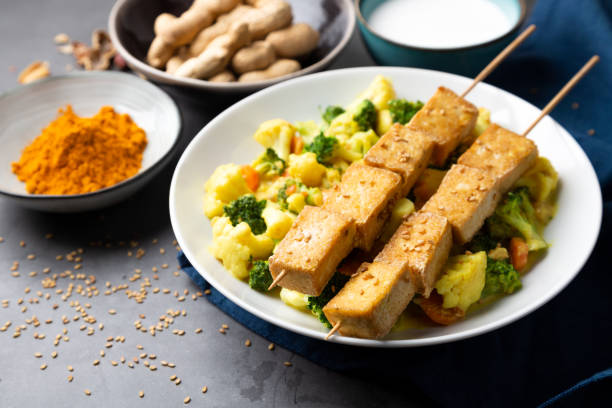 tofu satay with stir fried vegetables - bean vegetarian food stir fried carrot imagens e fotografias de stock