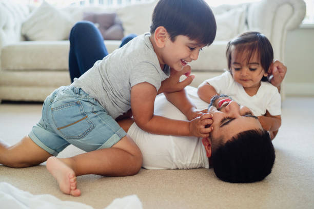 ¡juega a la lucha libre con papá! - jugar a luchar fotografías e imágenes de stock