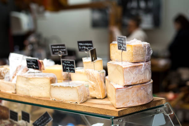 grande sélection de fromage s'affiche au marché alimentaire - cheese making photos et images de collection