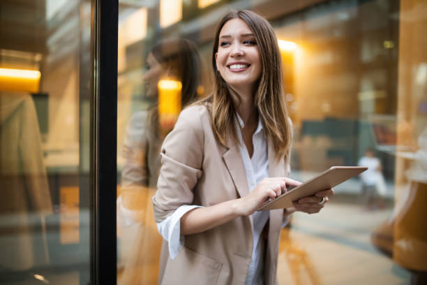 태블릿 컴퓨터를 사용 하 여 작업 하는 도시 행복 비즈니스 여자 - digital tablet people business outdoors 뉴스 사진 이미지