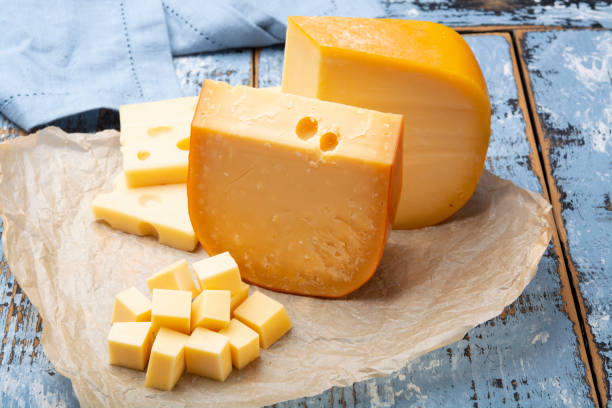 유명한 하드 치즈, 네덜란드 ��고다, 프렌치 에멘탈러조각과 블록 - cheese portion emmental cheese yellow 뉴스 사진 이미지