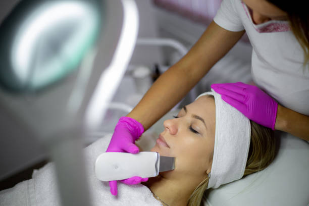 ultrasonic facial cleansing in a beauty salon - body women beauty spa treatment imagens e fotografias de stock