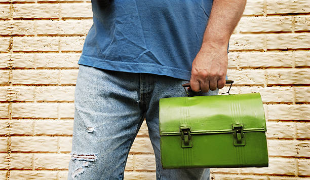 masculino trabalhador trabalhador manual, com caixa de almoço calças de ganga rasgadas - lunch box box old green imagens e fotografias de stock