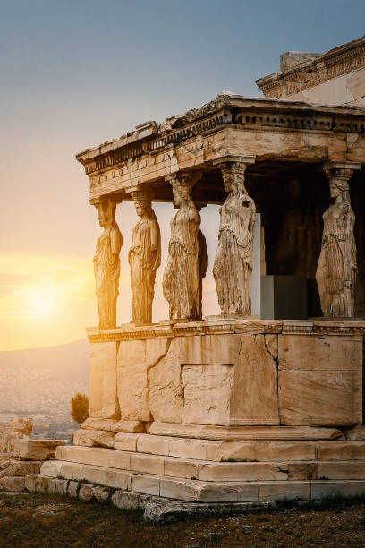 os caryatids do erechtheion. um cariátide é uma figura fêmea esculpidas que serve como um apoio arquitectónico que toma o lugar de uma coluna ou de um pilar que suporta um entablamento em sua cabeça. - the erechtheum - fotografias e filmes do acervo