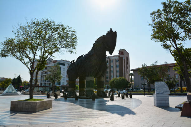 canareplica троянского коня - canakkale waterfront, dardanelles, turkey.the троянский конь из троянской войны, что греки использовали, чтобы войти в независимый город - horse troy turkey imitation стоковые фото и изображения