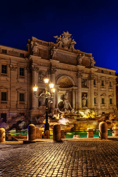 trevi foutain w nocy w rzymie - trevi fountain rome fountain monument zdjęcia i obrazy z banku zdjęć