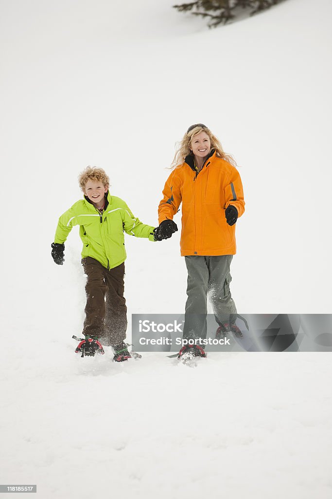 Loiro mãe e filho Andar de Raquetas de Neve em pó Neve - Royalty-free Criança Foto de stock