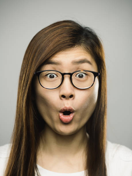 vera giovane donna cinese con espressione sorpresa - women close up common photo booth picture foto e immagini stock