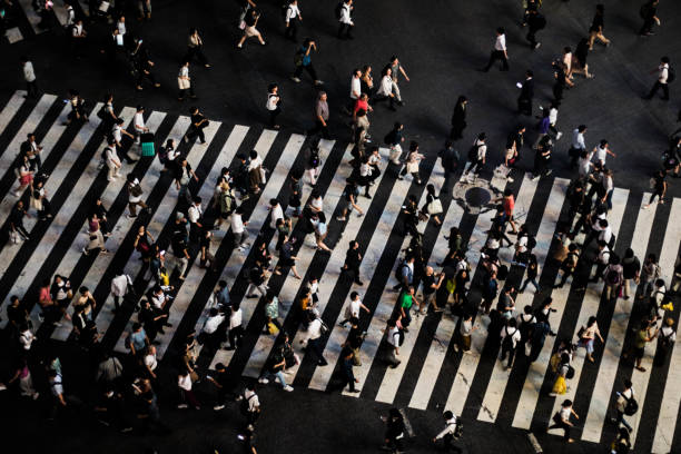Shibuya Scramble Watching the scramble on a busy day from above tokyo crowds on the famous shibuya crossing japan stock pictures, royalty-free photos & images