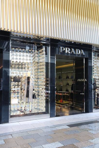 magasin prada, tokyo - clothing store store prada outdoors photos et images de collection