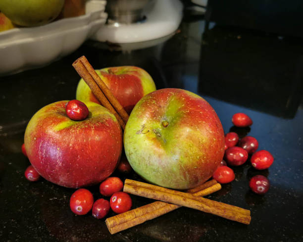 conservas applesauce cranberry geléia maçãs canela preserva cranberries outono e outono - jar canning food preserves - fotografias e filmes do acervo