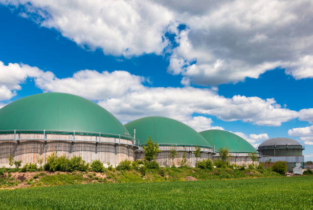 biogasanlage im ländlichen deutschland biokraftstoffindustrie konzept - anaerobic stock-fotos und bilder