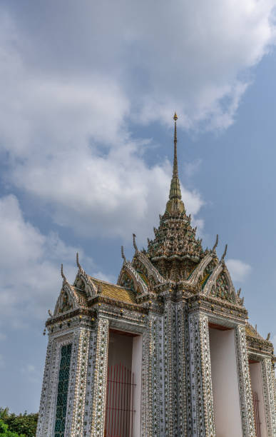 фасады, фронтоны и шпили в храме рассвета, бангкок, таиланд. - thonburi стоковые фото и изображения