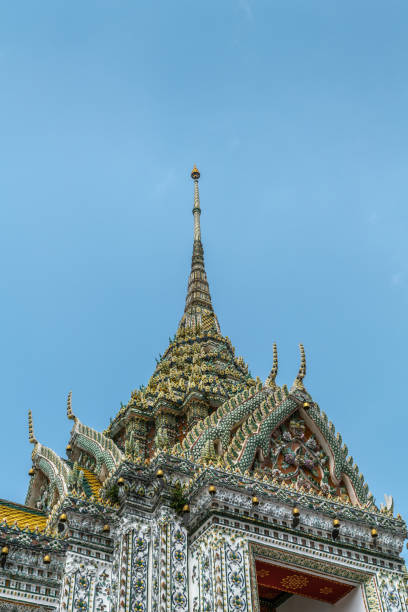 гейблы и шпили в храме рассвета, бангкок, таиланд. - thonburi стоковые фото и изображения