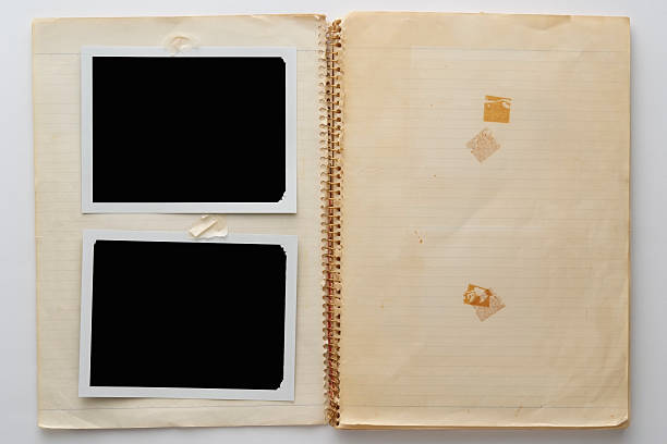 vieux carnet à spirale avec deux vide polaroid sur fond blanc - scrap booking photos et images de collection