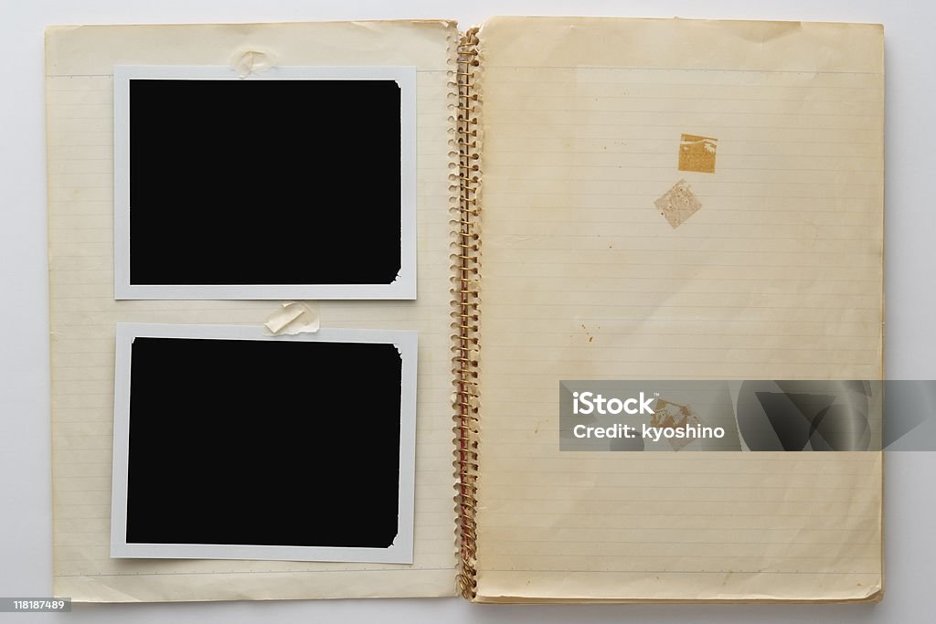 Старый Блокнот на пружине с двумя пустой polaroid на белом фоне - Стоковые фото Старый роялти-фри