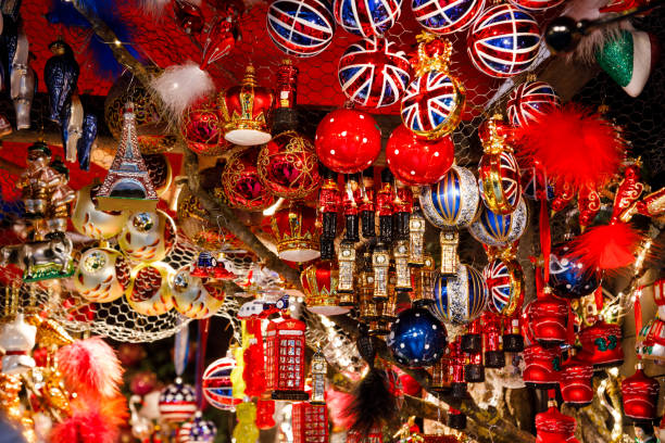 brytyjskie dekoracje świąteczne na sprzedaż na stoisku bożonarodzeniowym w berlinie w niemczech - big ben london england international landmark traditional culture zdjęcia i obrazy z banku zdjęć