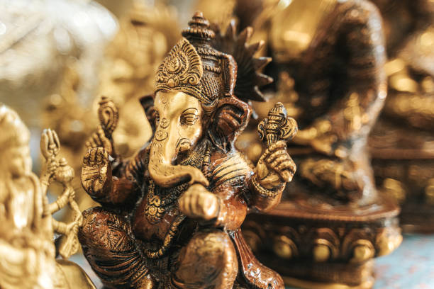 ゴールデン ヒンドゥー教 の神ガネーシュ - om symbol 写真 ストックフォトと画像