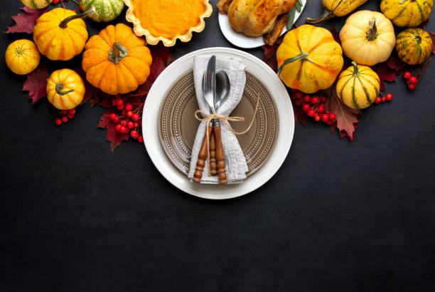 plantilla de tarjeta de invitación para la cena de acción de gracias con espacio de copia para un texto - thanksgiving table setting autumn fotografías e imágenes de stock