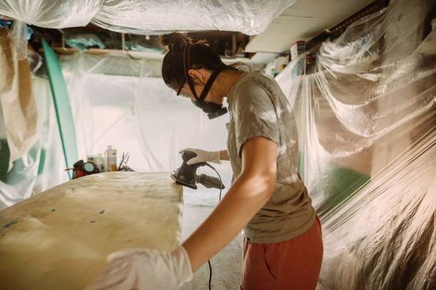 istock Young woman working in a surfboard workshop 1181877546