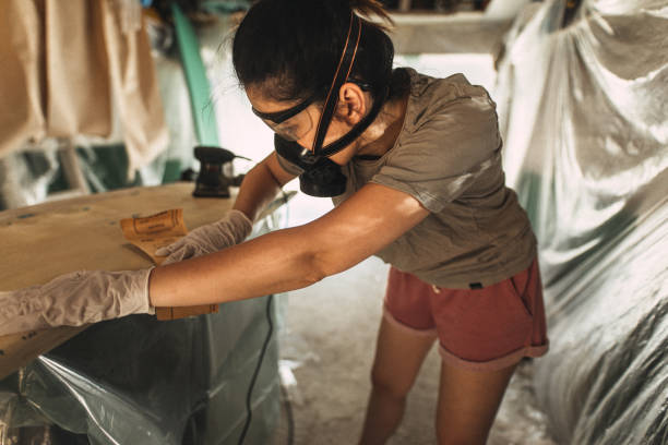 istock Young woman working in a surfboard workshop 1181878331