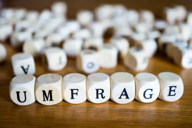 Survey with wooden cubes written in German