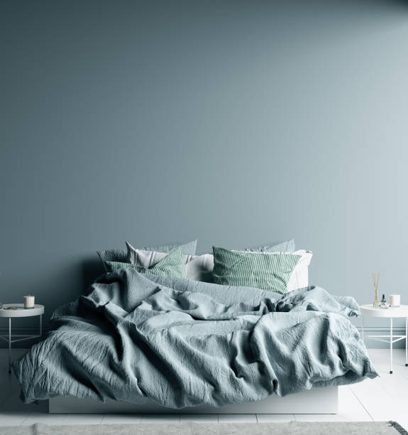 ベッドの上にリネンシート、壁モックアップと暗い冷たい青いベッドルームのインテリア - poster bed ストックフォトと画像