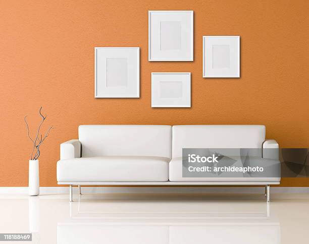 Sofá Branco Em Uma Sala De Estar De Laranja - Fotografias de stock e mais imagens de Apartamento - Apartamento, Branco, Edifício residencial