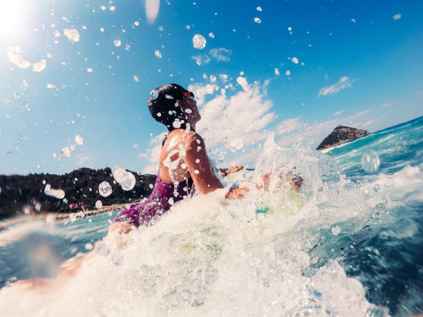 fille flottant sur le lit d'air dans la mer - child nautical vessel summer swimming goggles photos et images de collection