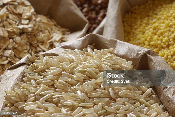 Varios Cereales En Bolsas Foto de stock y más banco de imágenes de Alimento - Alimento, Amarillo - Color, Arroz - Comida básica